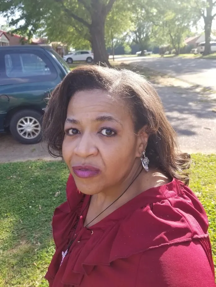 Customer profile photo of Linda Carter sharing feedback on Burntide gummies